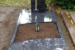 Ahlen, Einzelgrab Grabstein mit Kreuz, Teilabdeckplatten, Laterne und Einfassung