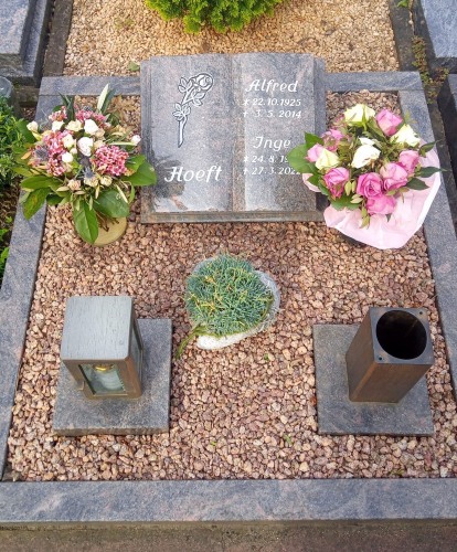 Avenwedde, Urnendoppelgrab Liegestein mit Rose, Laterne, Vase und Einfassung