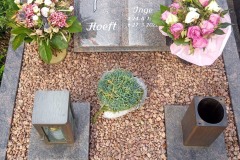 Avenwedde, Urnendoppelgrab Liegestein mit Rose, Laterne, Vase und Einfassung