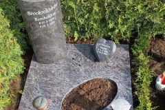 Bad Waldliesborn, Urnendoppelgrab Grabstein mit Versenkvase und Laterne