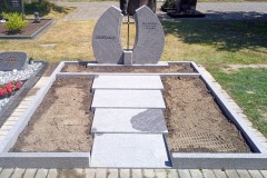Beckum, Doppelgrab Grabstein mit Bronzekreuz, Trittplatten und Einfassung