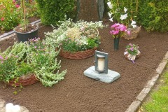 Beckum, Grabstein mit Kreuz und Laterne