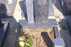 Beelen, Urnengrab Grabstein mit Kreuz, Laterne und Einfassung
