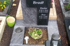 Bokel, Urnengrab Grabstein mit Laterne, Versenkvase und Einfassung