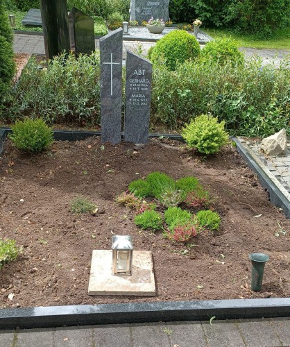Büren, Doppelgrab Grabstein mit Kreuz und Einfassung