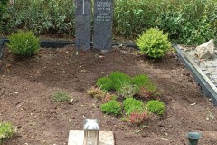 Büren, Doppelgrab Grabstein mit Kreuz und Einfassung