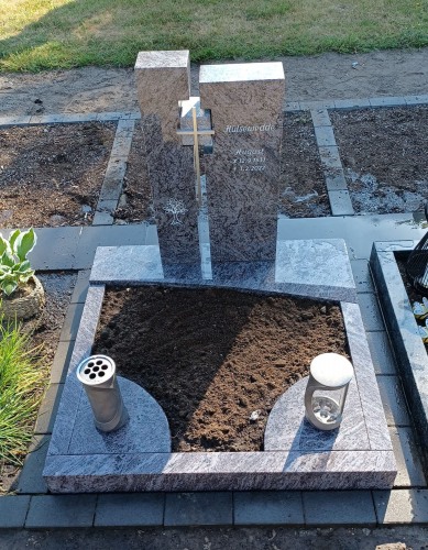 Clarholz, Urnendoppelgrab Grabstein mit Edelstahlkreuz, Laterne, Vase und Einfassung