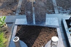 Clarholz, Urnendoppelgrab Grabstein mit Edelstahlkreuz, Laterne, Vase und Einfassung