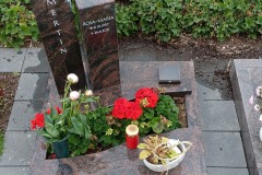 Erwitte, Urnengrab Grabstein mit Teilabdeckplatten, Versenkvase und Einfassung