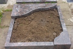 Gelsenkirchen, Urneneinzelgrab Teilabdeckplatte mit Rose und Einfassung