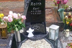 Halden, Urnendoppelgrab Grabstein mit Rose, Laterne, Vase und Teilabdeckplatte