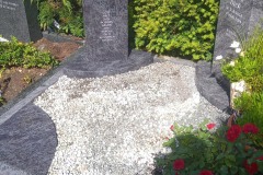 Halle, Urnengrab Grabstein mit Rose, Porzellanfoto, Viertelkreisplatten und Einfassung