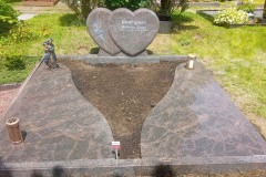 Iserlohn, Doppelgrab Grabstein mit Madonna, Laterne, Vase, Teilabdeckplatten und Einfassung