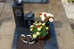 Kallenhardt, Urneneinzelgrab Denkmal mit Einfassug