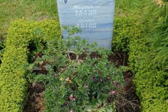 Kirchdornberg, Doppelgrab Grabstein mit Rose und Laterne
