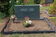 Ladbergen, Doppelgrab Grabstein mit Grabumrandung