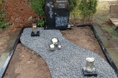 Lippstadt, Doppelgrab Grabstein mit Porzellanfoto, Vase, Laterne und Einfassung