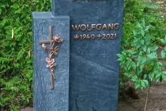 Lippstadt, Grabstein mit Bronzeschrift, Kreuz und Laterne