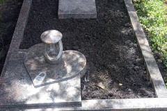 Loxbaum, Einzelgrab Grabstein mit Portrait, Vase, Laterne, Trittplatten und Einfassung