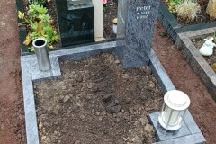 Mauritz, Urnengrab Grabstein mit Kreuz, Laterne, Vase und Einfassung