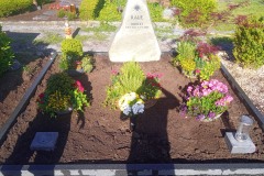 Neubeckum, Grabstein mit Sonne, Laterne und Einfassung