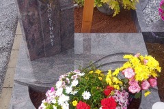 Neubeckum, Urnengrab Grabstein mit Kreuz und Laterne