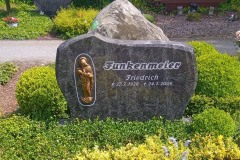 Neuenkirchen, Grabstein mit Madonna