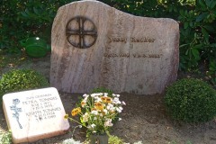 Oelde, Doppelgrab Grabstein mit Laterne und Einfassung