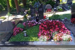 Oesdorf, Vierergrab Denkmal mit Kreuz, Lebensbaum, Laterne und Einfassung