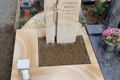 Rahde, Urnendoppelgrab Sandstein mit Kreuz und Laterne