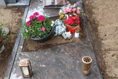 Rhade, Einzelgrab Liegestein mit Bronzerose, Laterne, Vase, Teilabdeckplatten und Einfassung