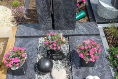 Rhade, Urnendoppelgrab Grabstein mit Kreuz, Teilabdeckplatten und Laterne