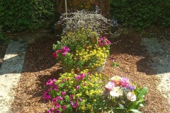 Rixbeck, Einzelgrab Grabstein mit Kreuz und Laterne