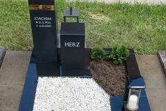 Roxel, Urnendoppelgrab Grabstein mit Laterne und Einfassung