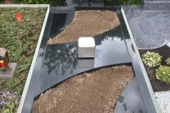 Sende, Einzelgrab Grabstein mit Teilabdeckplatten, Einfassung, Blumenschale und Laterne
