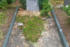 Soest, Einzelgrab Grabstein mit Laterne und Einfassung