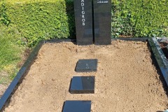 Spenge, Doppelgrab Grabstein mit Trittplatten und Einfassung