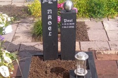sSpexard, Urnendoppelgrab Grabstein mit Edelstahlkugel, Vögel, Laterne und Einfassung