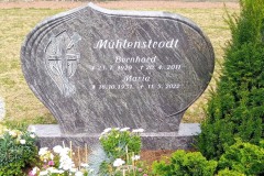 Vellern, Grabstein mit Kreuz und Trittplatten