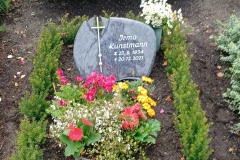 Versmold, Einzelgrab Liegestein mit Kreuz