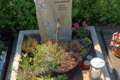 Warendorf, Urnengrab Grabstein mit Laterne und Einfassung