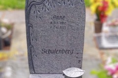 Anroechte-Urnengrab-Violet-blue-gebrannt-gebuerstet-Baum-Handwerklich-eingehauen