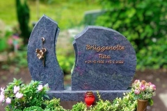 Eickelborn-Doppelgrab-in-Violet-Blue-PoliertSchrift-in-Hellbraun