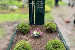 Freckenhorst-Einzelgrab-in-Serpentin-mit-Edelstahlkreuz-Geschliffen-