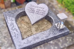 Geseke-Grabmal-Steel-Grey-poliert-hellgraue-schrift-Herzform