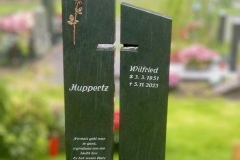 Gladbeck-Doppelgrab-in-Serpentin-mit-Rose-und-Kreuzausschnitt