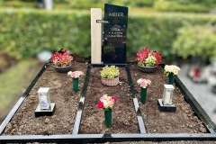 Hagen-Doppelgrab-Zweiteiler-Ocean-Beige-und-Black-Granit-poliert-und-geschliffen-Edelstahlkreuz