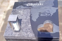 Hoerste-bei-Lippstadt-Urnengrab-Black-mit-Herzausschnitt-Steel-grey