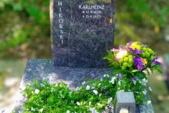 Hoevelhof-Urnengrab-Violet-blue-Granit-poliert-hellgraue-Schrift
