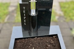 Kallenhardt-Urnengrab-SS-Granit-poliert-Edelstahlkreuz